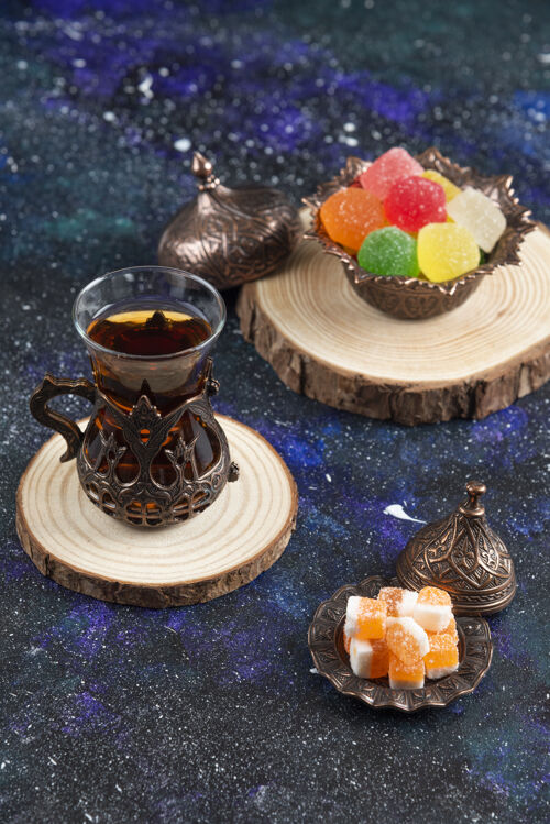 土耳其木板上五颜六色的糖果和香茶的特写照片美味日期刷新