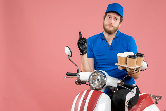 男信使正面图男性信使坐在自行车上拿着咖啡杯在粉红色咖啡自行车人