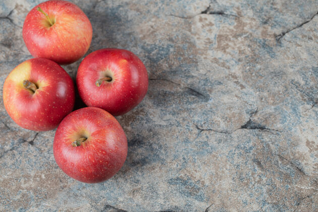 大理石红苹果被隔离在混凝土上多汁产品热带