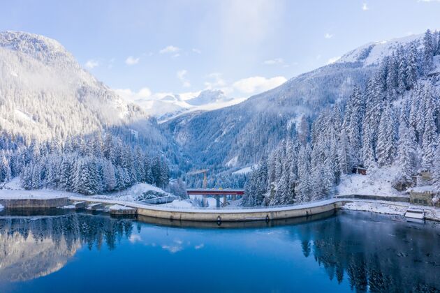 滑雪空中拍摄雪山与平静的湖泊在白天运动天空寒冷