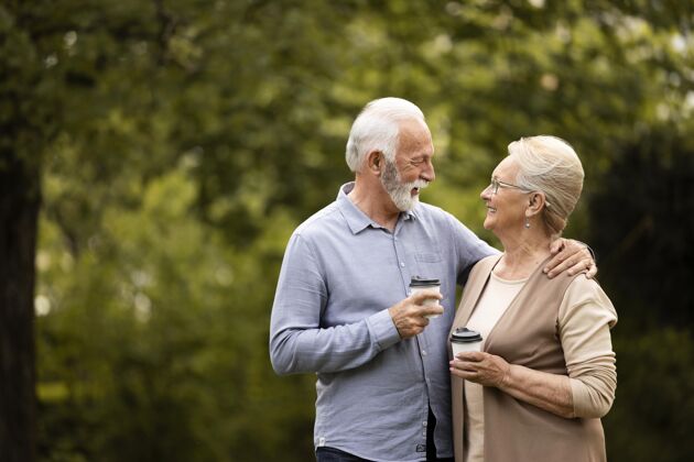 退休中景快乐情侣咖啡成人老年夫妻