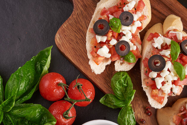 油切菜板上放有西红柿 马苏里拉奶酪和罗勒传统的意大利开胃菜或小吃 安提帕斯托卡普雷斯沙拉布氏切塔顶视图 带复印空间平铺叶子盐餐厅