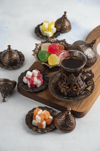 茶传统土耳其茶几的垂直特写镜头桌子美味杯子