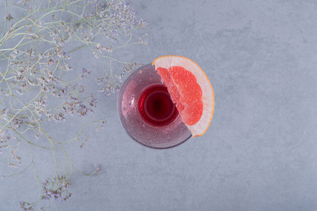 葡萄柚空的鸡尾酒杯和葡萄柚片顶视图不含酒精葡萄柚汁提神
