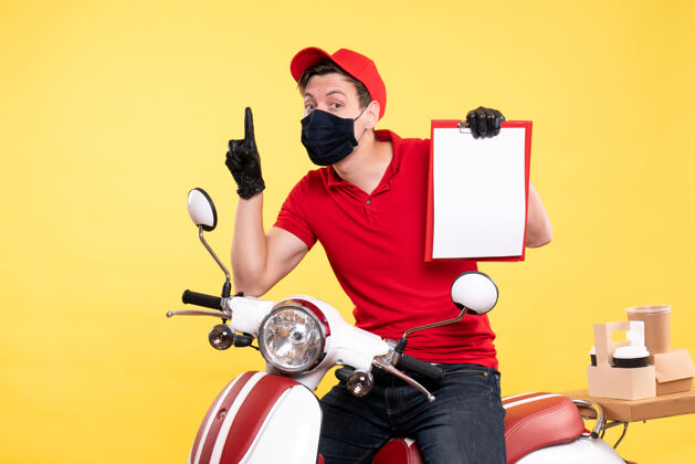 服务正面图：戴着面具的男信使拿着黄色的文件纸条摩托车快餐持有
