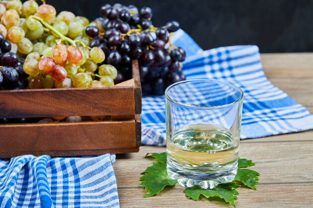 红一杯白葡萄酒放在木桌上 上面放着葡萄冰葡萄酒吧