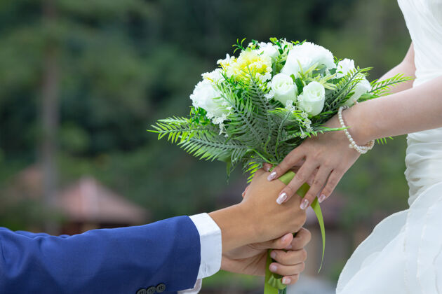 白色新娘手中的花束浪漫爱中段