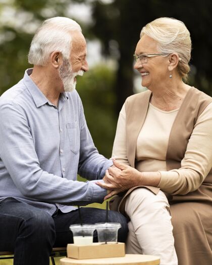 老年中景高级夫妇在外面爱情关系老年