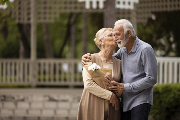 中镜头中枪女人吻男人的脸颊退休老年浪漫