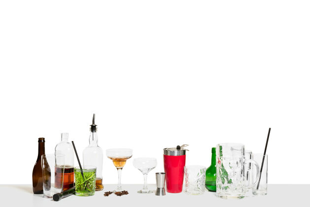 酒吧吧台上的许多鸡尾酒被隔离在白色的桌子上酒吧招待冷饮优雅