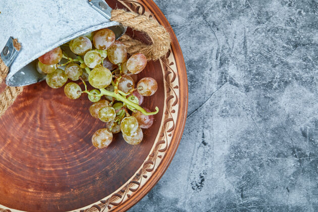食物小桶葡萄放在大理石陶瓷板上大理石绿色新鲜