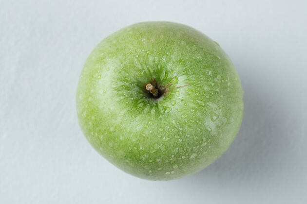 产品一个松绿色的苹果孤立在灰色的树上美味清淡可口