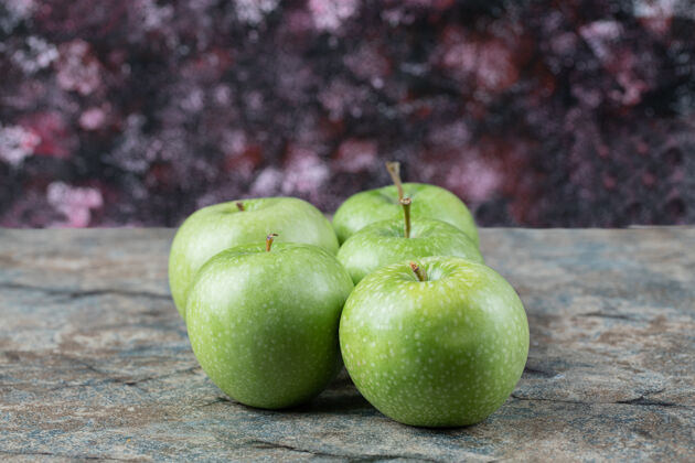 水果绿色的苹果被隔离在混凝土上产品食物蔬菜