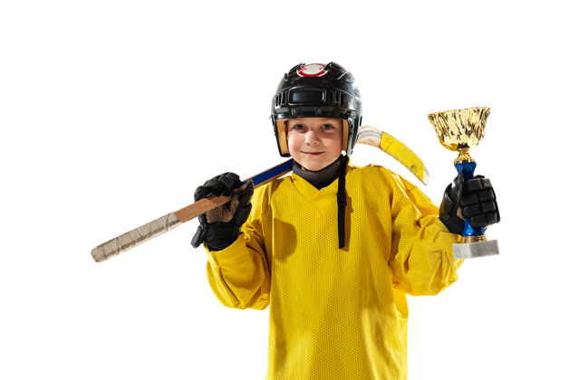 团队合作冠军冰球场上拿棍子的小冰球运动员 白色的工作室墙动作运动员装备
