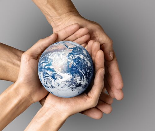 健康人们手里拿着地球地球地球手