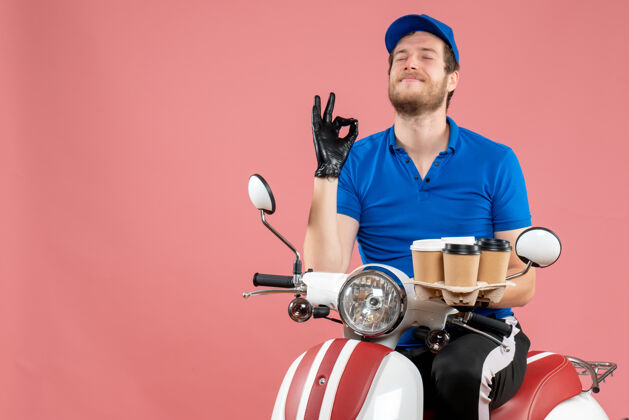 服务正面图男性信使坐在自行车上拿着咖啡杯在粉红色咖啡工作工作
