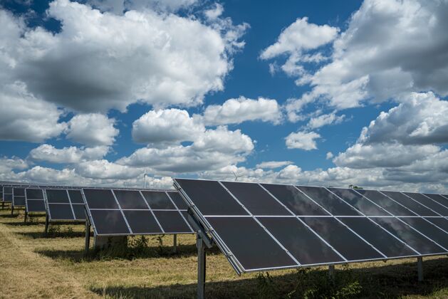 太阳能太阳能电池板用于可再生能源领域下的天空充满了云环境能源创新