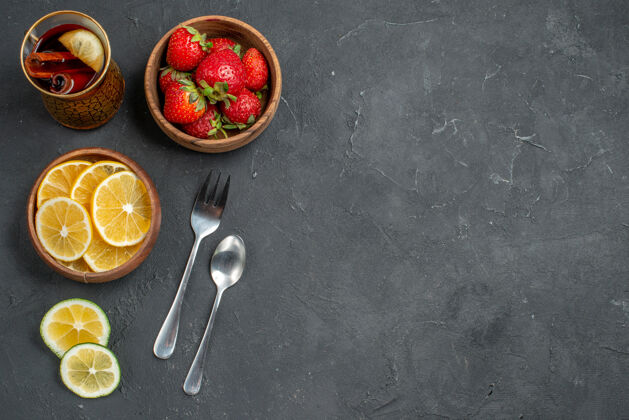 多汁顶视图新鲜水果草莓和柠檬在灰色的表面草莓柠檬有机