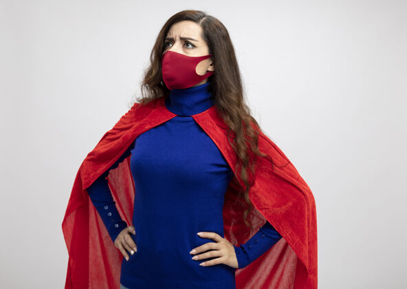 超级英雄穿着红色斗篷 戴着红色防护面具的白种人超级英雄女孩壁板不愉快腰