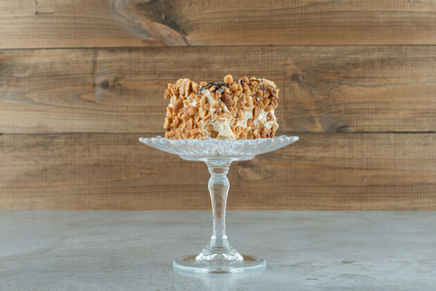 盘子自制美味蛋糕放在玻璃板上高品质照片自制蛋糕小块