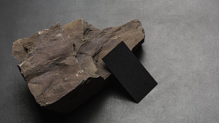 纸板文具模型与黑暗崎岖的岩石石头纸张石头