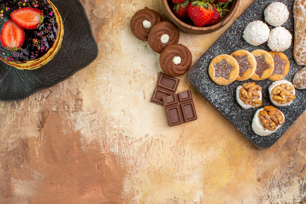 钥匙俯瞰美味的薄煎饼与糖果和饼干在木制表面古董派饼干