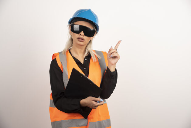 背心戴着白色背景眼镜的女工程师高质量照片成人职业工程师