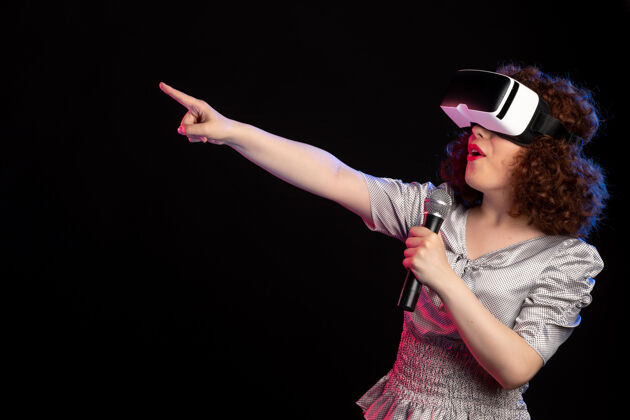 游戏年轻女性戴着带麦克风的虚拟现实耳机游戏音乐d科技视频音乐封面女郎女人
