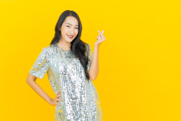 中国人肖像美丽的亚洲年轻女子微笑着行动黄色成人生动亚洲人