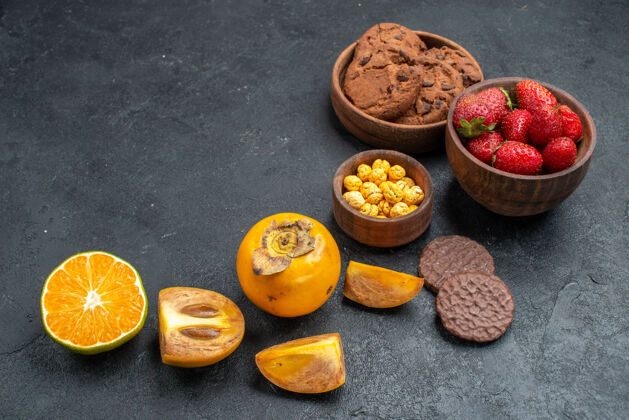 刷新正面是深色背景上的甜饼干和水果节食水果巧克力