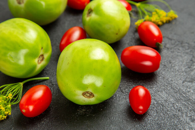 新鲜在黑暗的背景下近距离观看绿色西红柿 樱桃西红柿和莳萝花饮食健康番茄