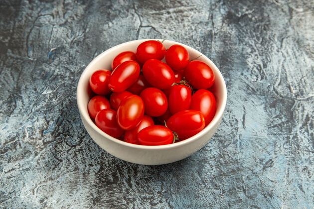 新鲜前视图新鲜的红色西红柿在黑暗的背景板内水果新鲜的红色西红柿食物