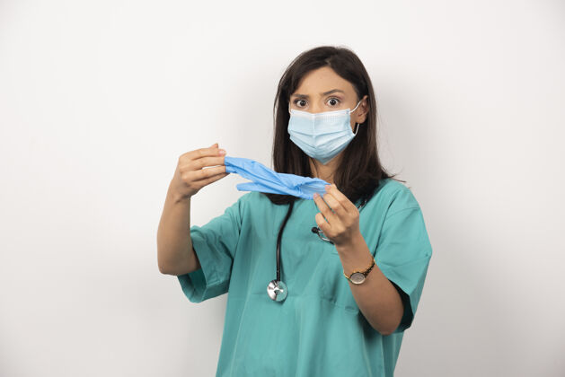 工作戴着医用口罩的女医生 戴着白底手套高质量照片保健制服工人
