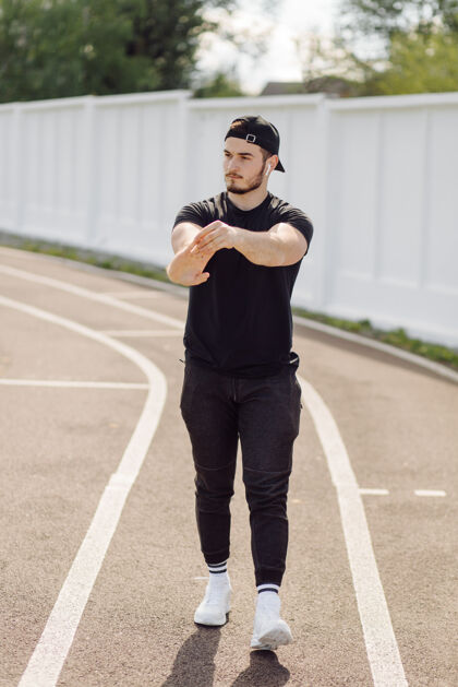 动作男运动员在健身房外做健身训练决心健身运动