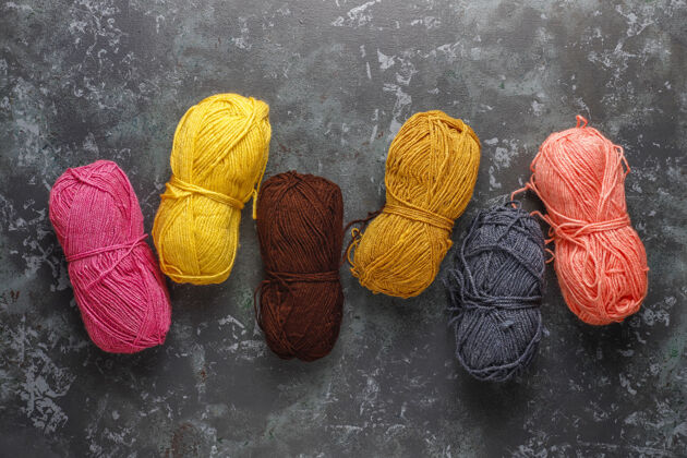 卷用针线编织成不同颜色的纱线球爱好针织各种