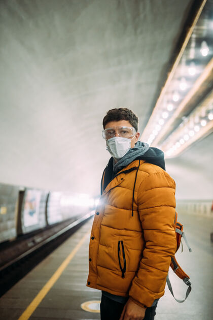 道路一个戴着医用防护面具站在车站的家伙城市公共安全