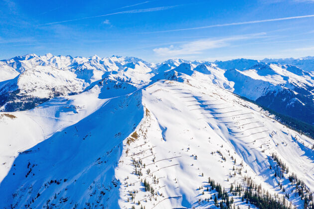 高空中拍摄奥地利的高雪山在一个阳光明媚的日子季节岩石冬天