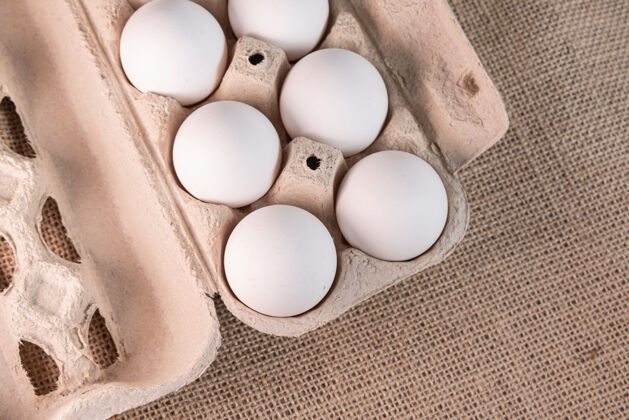 健康食品棕色表面上有鸡蛋鸡肉蛋白质生的