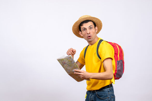 背包正面图：一个穿着红色背包和黄色t恤的年轻人指着地图一个风景帽子