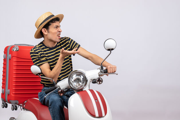 男子前视图：骑着轻便摩托车戴着草帽的年轻人轻便摩托车吸管传送带