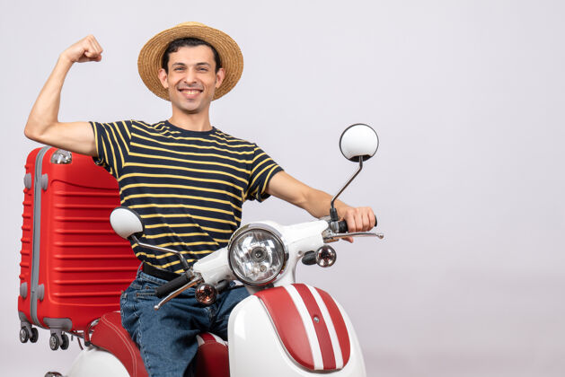 轻便摩托车前视图的快乐的年轻人与草帽轻便摩托车显示手臂肌肉视图快乐的年轻人前面