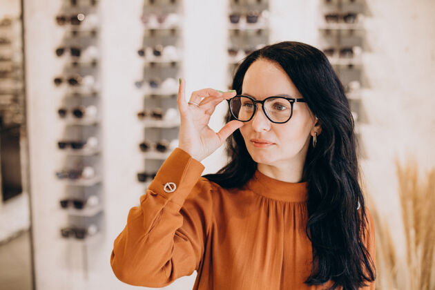 光学女眼科医生在眼镜店演示眼镜视力眼镜商职业