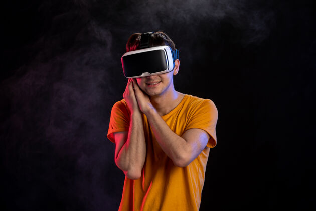 视觉帅哥在黑暗的表面上玩虚拟现实游戏现实人成人