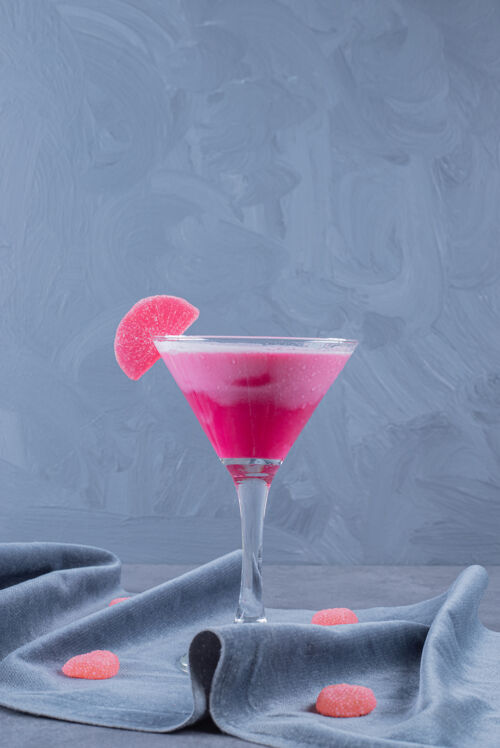 派对奶油粉色鸡尾酒在灰色背景上的特写照片液体新鲜杯子