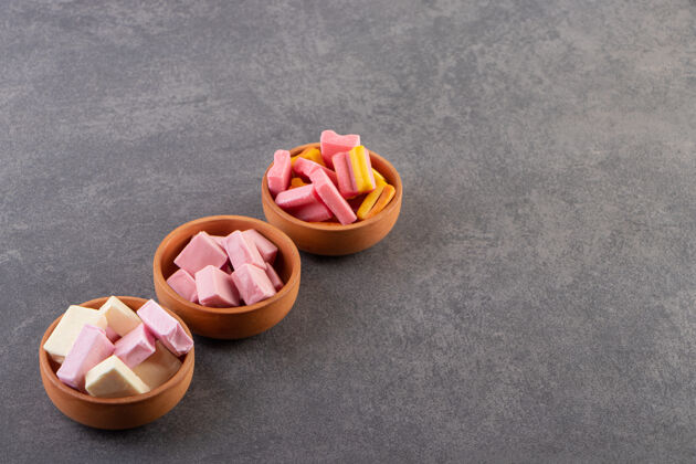 口香糖五颜六色的口香糖放在石桌上薄荷醇薄荷口服