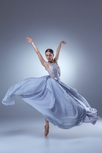 成人美丽的芭蕾舞演员在长紫丁香礼服在紫丁香背景下跳舞魅力当代芭蕾舞服饰