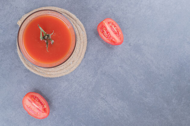 果汁顶视图一杯新鲜番茄汁和番茄片 背景为灰色美味刷新素食