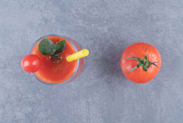 健康顶视图一杯新鲜的番茄汁和番茄 背景是灰色的木材玻璃蔬菜