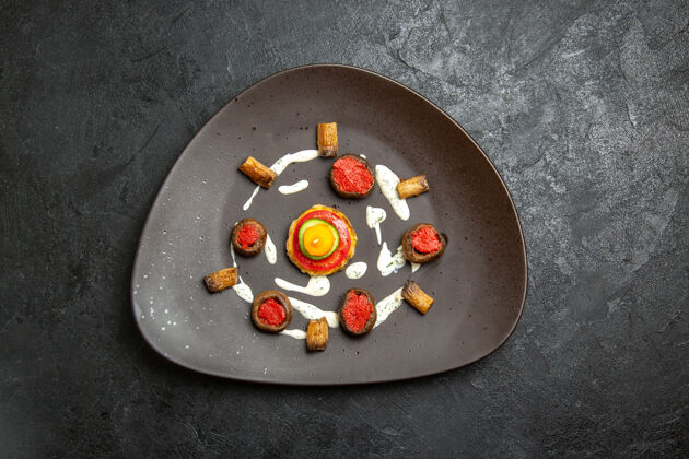 胡椒顶部视图熟南瓜设计餐内板上的灰色表面食物盘子饮食