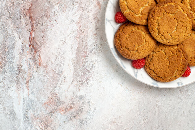 甜点美味的糖饼干在浅白的表面板内俯视图美味面包面团